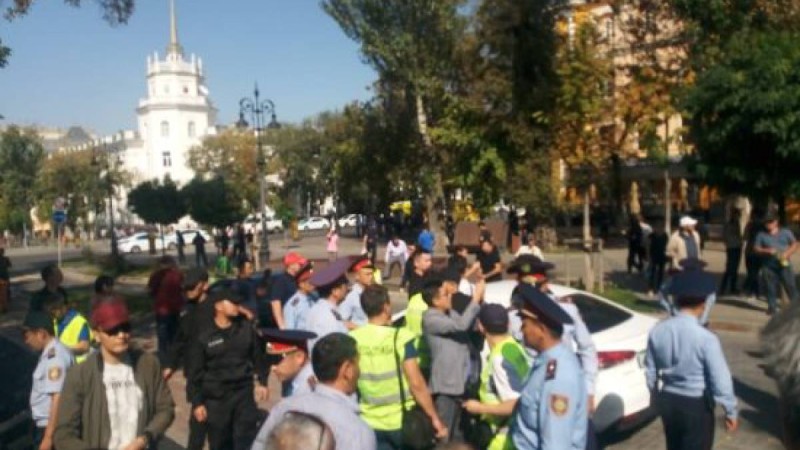Ерлан Тұрғымбаев: Митинг кезінде 100 адам ұсталды.