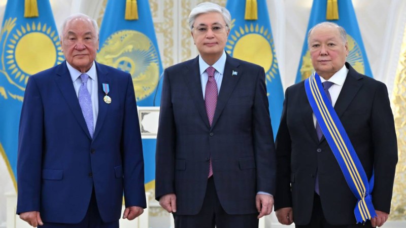 Президент мемлекеттік наградалар тапсырды .