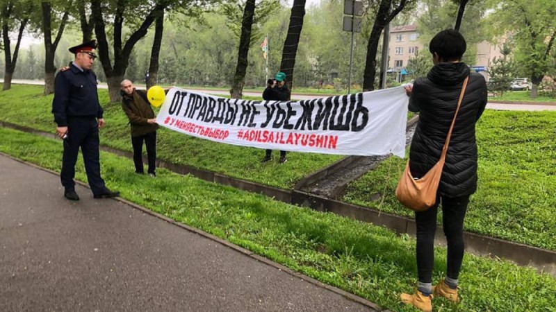 Алматыда кезектен тыс президент сайлауына қатысты плакат ұстаған адамдарды полиция ұстады.