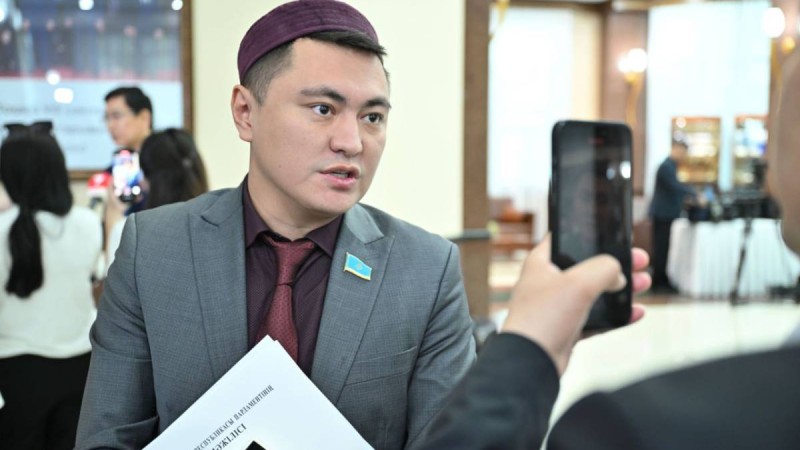 Депутат Дәулет Мұқаев жалған ақпарат үшін кешірім сұрады. Депутатқа заң жүрмей ме?.