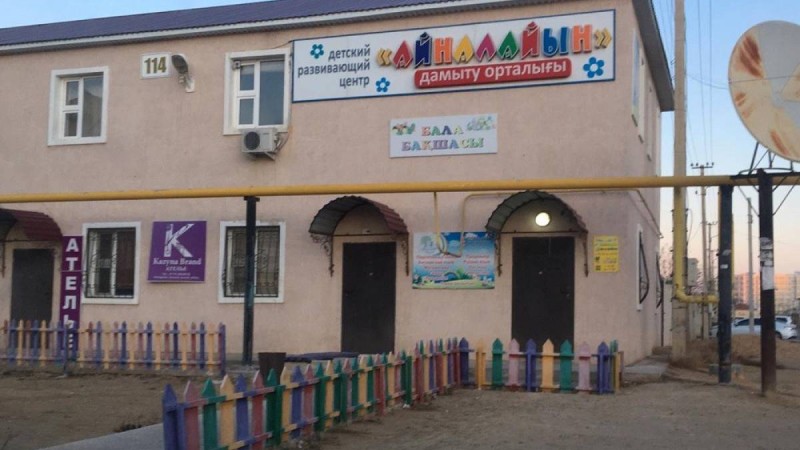 Тәрбиешіні ыдыспен басынан ұрған балабақша директорына айыппұл салынды.