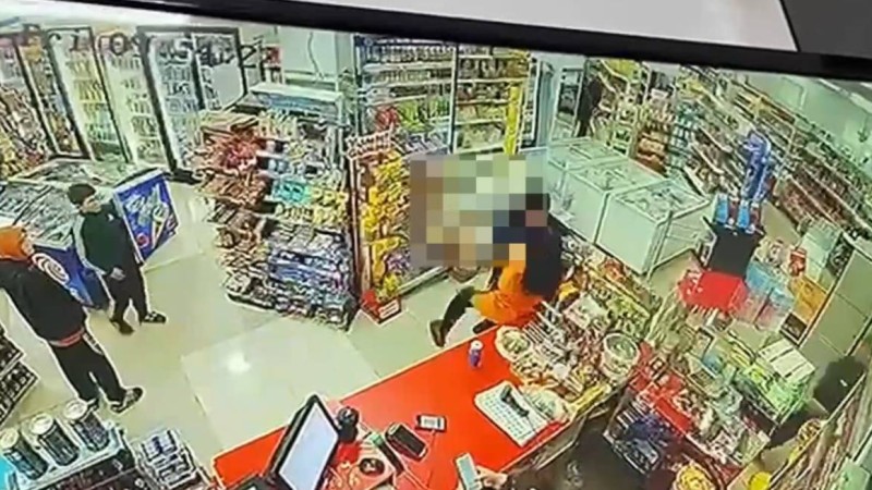 Семейде дүкендегі тонау видеоға түсіп қалды.