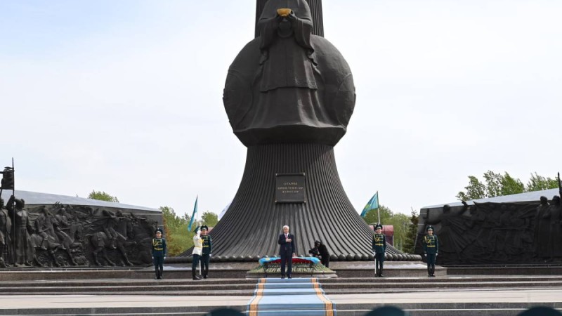 Қасым-Жомарт Тоқаев «Отан Ана» монументіне гүл шоғын қойды.