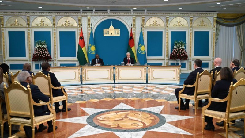 Қасым-Жомарт Тоқаев пен Умару Сисоку Эмбало БАҚ өкілдері үшін брифинг өткізді.