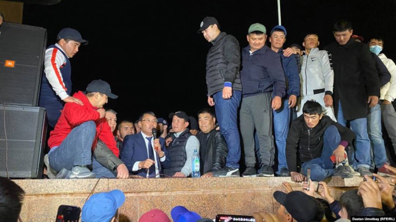 Сооронбай Жээнбеков өз қарсыластарынан көмек сұрап жатыр.