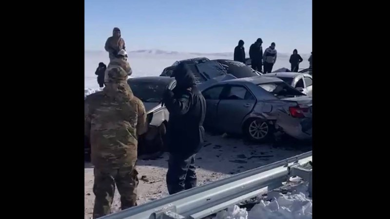 «ҚазАвтоЖол» мамандары жолда қалған 50-ге жуық көлікті құтқарды.