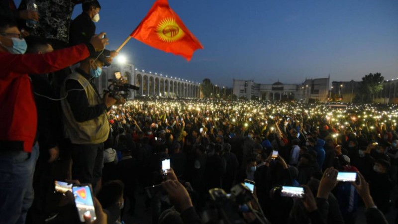 Бішкек: Жұрт сайлаудың әділ өтпегеніне наразылық білдірді (видео).