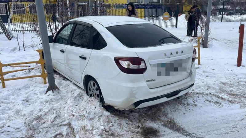 Автокөлікті масаң күйде жүргізген блогер қоршауға соғылды.