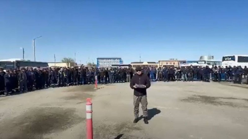 Теңіз кен орнының жұмысшылары жалақыны көтеруді талап етті.
