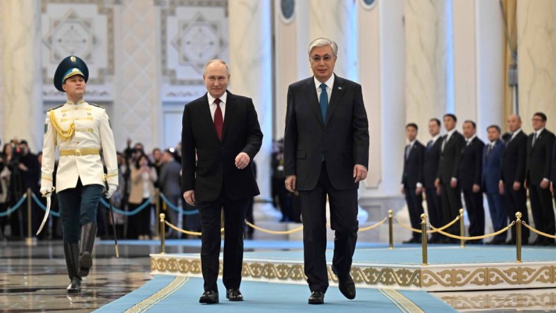 Тоқаев Путинге жағатын сөзді неге қайталады?.