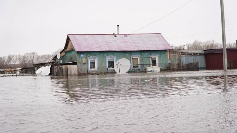 Атбасарда су басқан саяжайдың шатырынан бір адам эвакуацияланды.