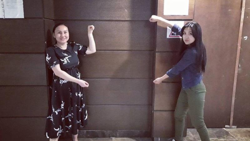 Плакат ұстаған кейіп танытқан қызды полиция ұстап әкетті.