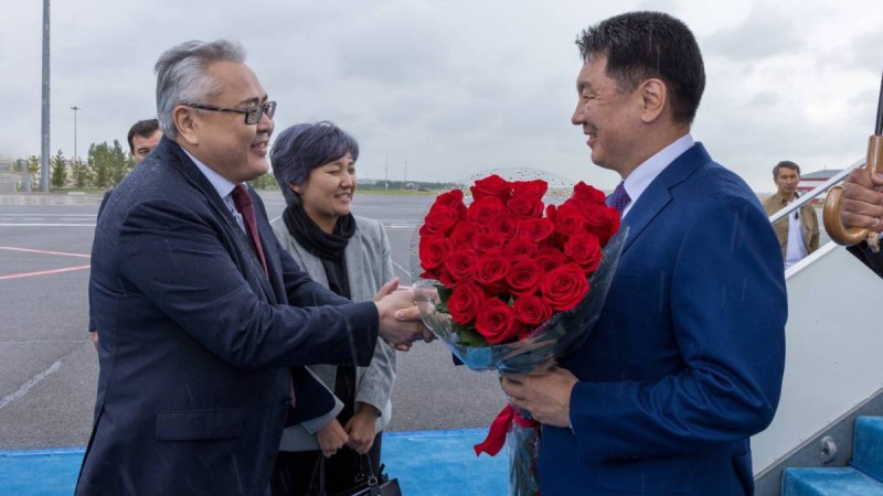 Моңғолия Президенті ШЫҰ саммитіне қатысу үшін Астанаға ұшып келді.