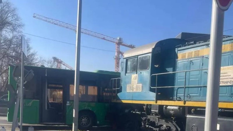 Алматыда автобус пен тепловоз соқтығысты.