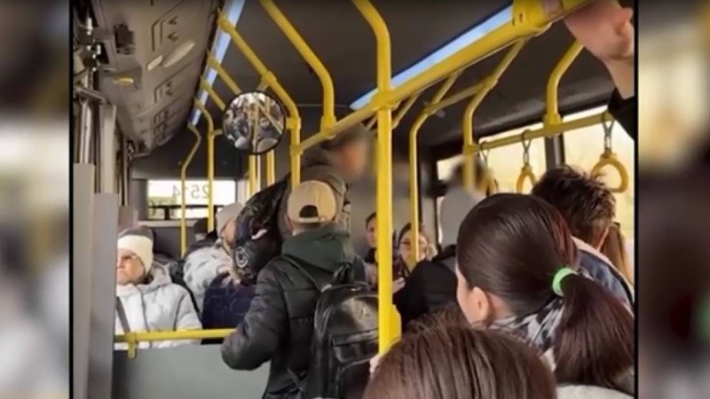 Алматыда автобуста әйелді ұрған 66 жастағы ер адам ұсталды.