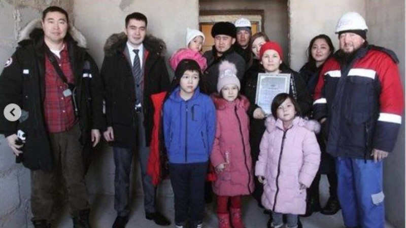 Көп балалы отбасына пәтер сыйылауға уәде берген кәсіпкер сөзінде тұрды.