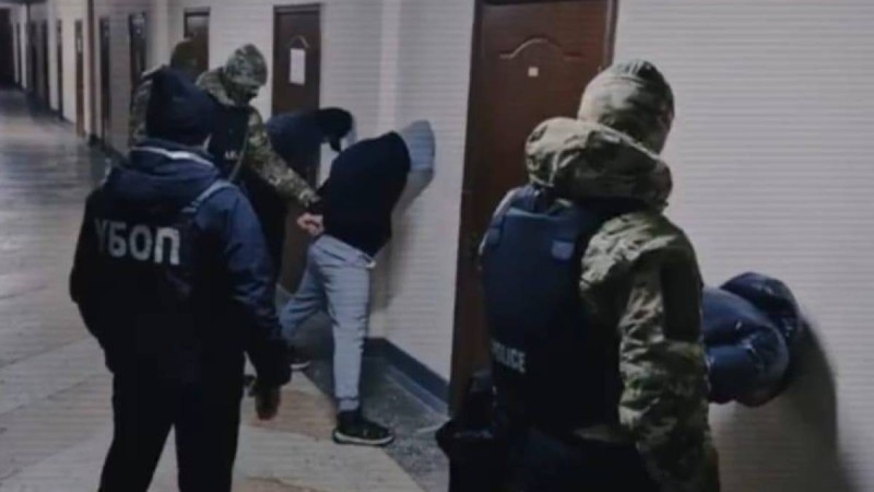 Студенттерден ақша бопсалаған қылмыстық топ ұсталды.