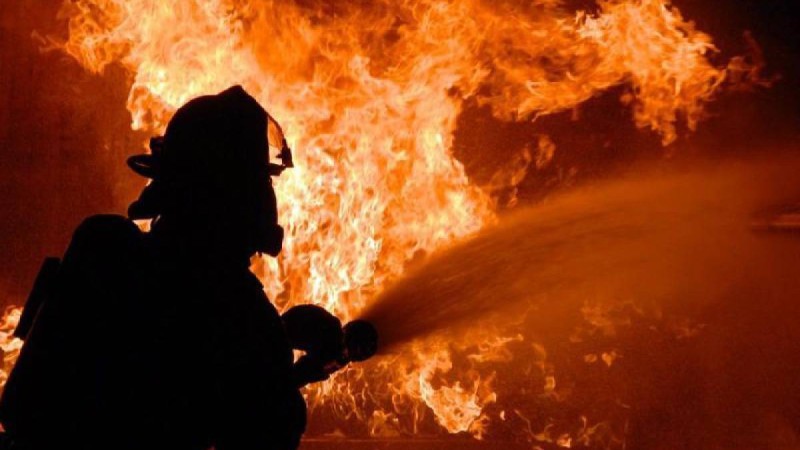 Өскеменде өртсөндірушілер қары күрелмеген жолдың кесірінен оқиға орнына әрең жетті.