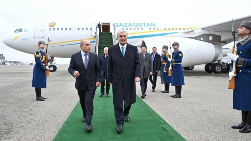 Тоқаев мемлекеттік сапармен Әзербайжанға барды.