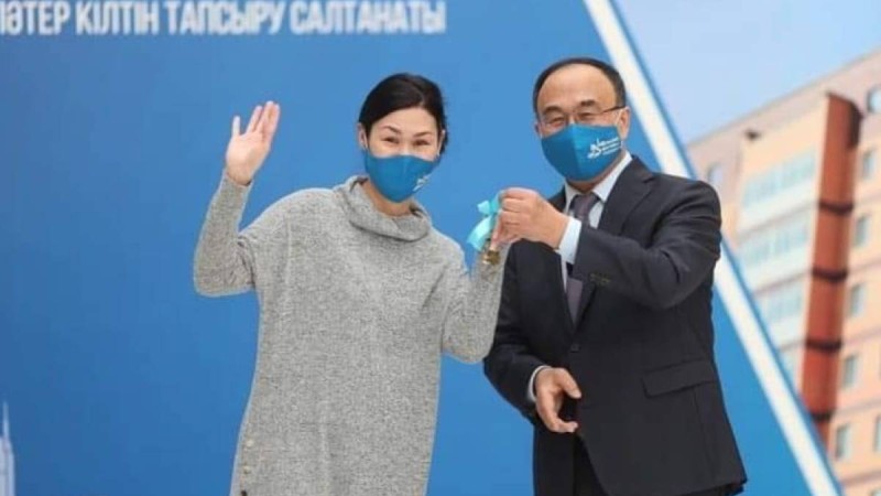 Университеттің 35 оқытушысы жаңа пәтердің кілтін алды.