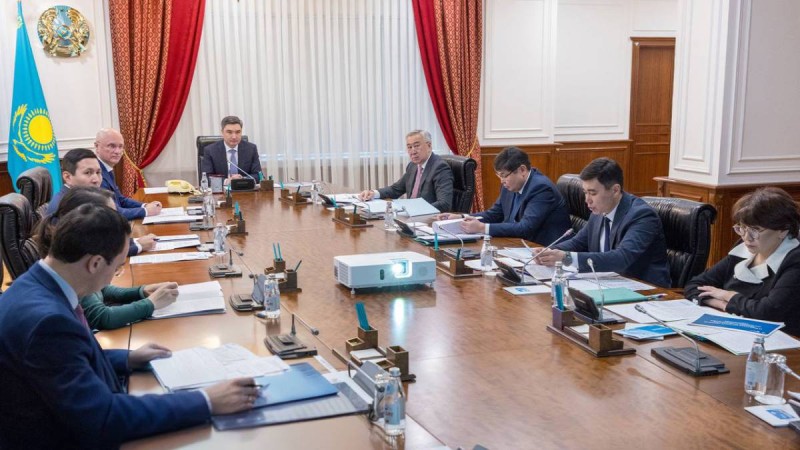 Олжас Бектенов қолжетімді баспана мәселесі бойынша кеңес өткізді.