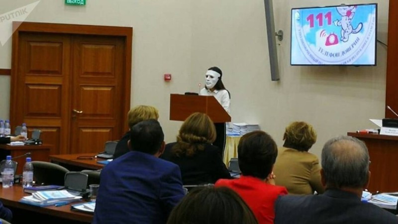 Мәжіліске бетперде киіп келген қыздың тағдыры.