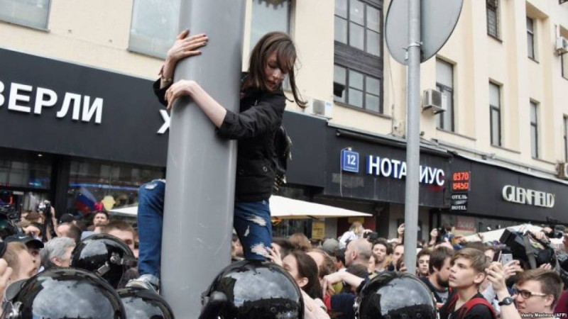 «Ол бізге патша емес!».