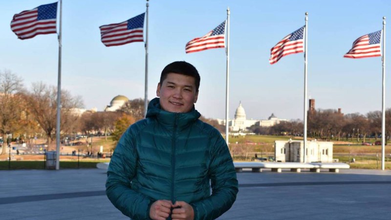 Ұшы жоқ ұзын, түбi жоқ терең құрдымға құлап бара жатырмыз.