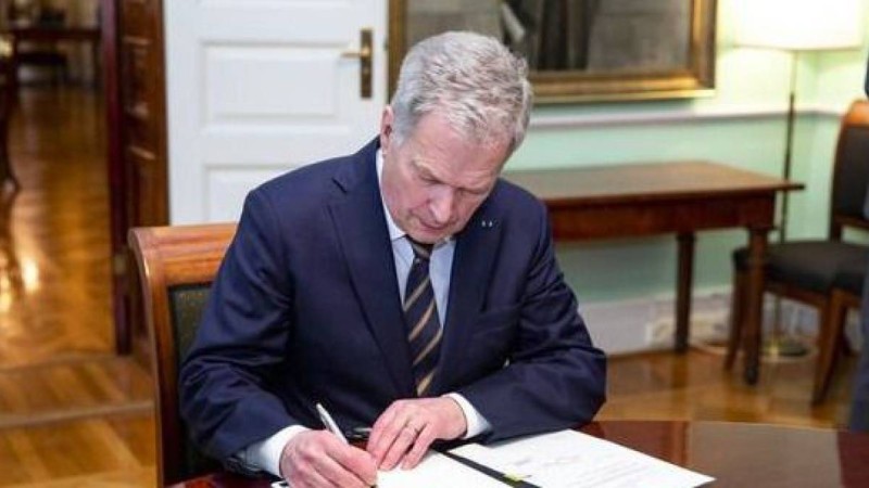 Финляндия президенті НАТО-ға кіру туралы заңға қол қойды.