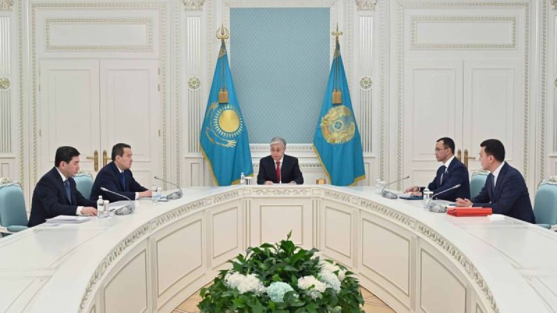 Тоқаев Мәжілісті тарату және мәслихаттардың өкілеттігін мерзімінен бұрын тоқтату жөнінде кеңес өткізді.