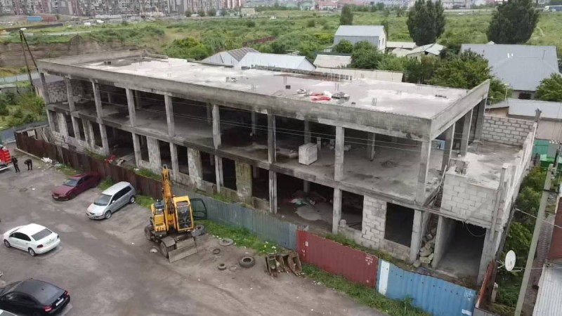 Алматыда кезекті құрылыс нысаны бұзылды.