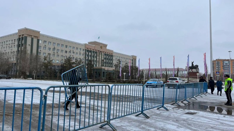 Ақтөбеде әкімдік алдында қауіпсіздік күшейтілді.