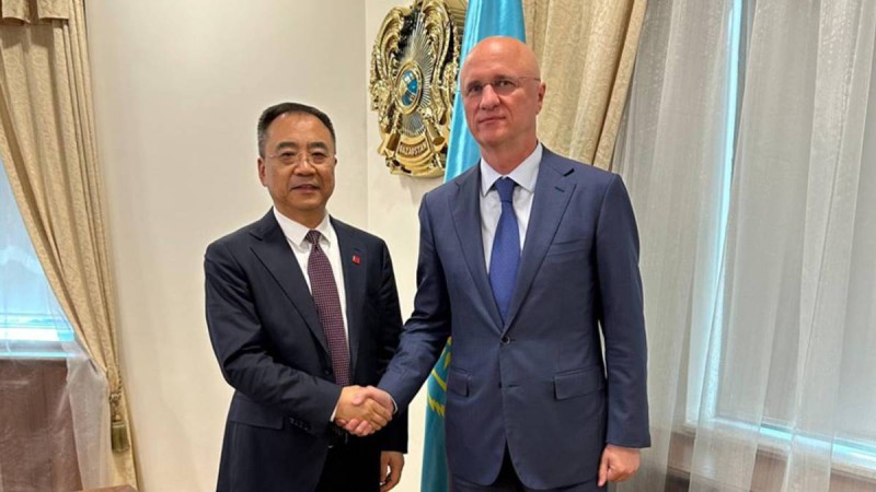 Роман Скляр қытайлықтарға қазақша сөйледі.