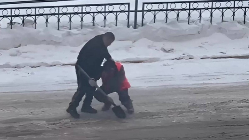Астанада көше тазалаушыға белгісіз адам шабуыл жасады.