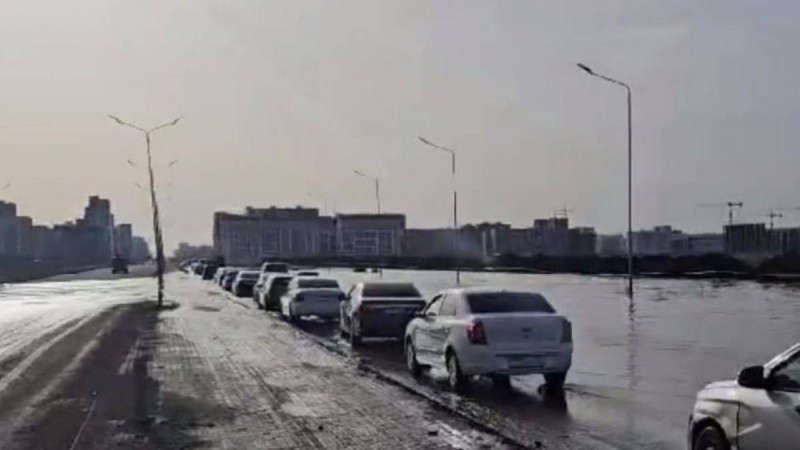 Астанадағы Ұлы Дала даңғылының бір бөлігін су басты.