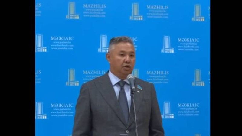 Азат Перуашев орынбасарының ұсталғанын мойындады.
