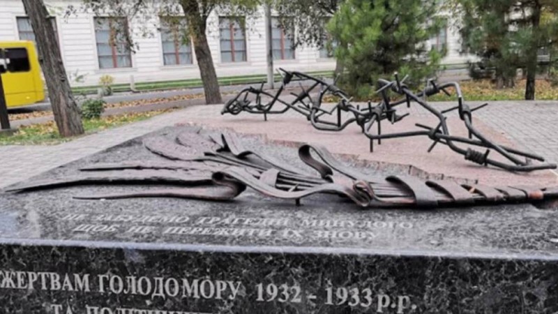 Басқыншылар Мариупольдегі Голодомор құрбандарына арналған ескерткішті бұзды.