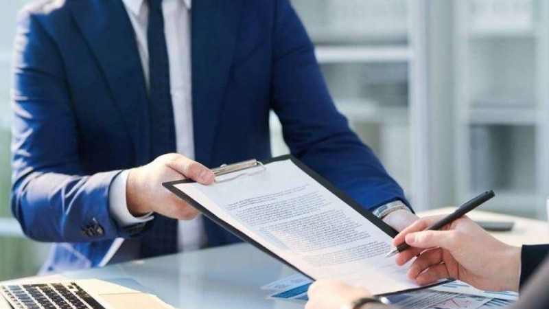 ХҚКО қызметкері көліктерді заңсыз тіркеумен айналысқан.