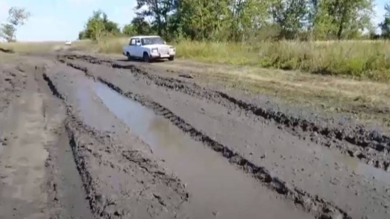 Қостанайда көктемде су шайып кеткен жол әлі жөнделмеген.