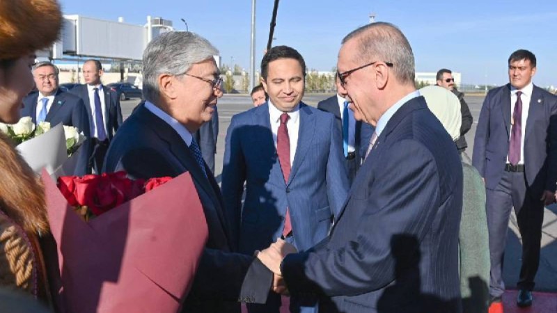 Тоқаев Ердоғанды елорда әуежайында күтіп алды.