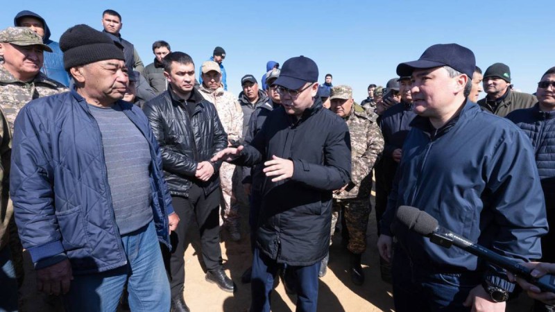 Олжас Бектенов Құлсары тұрғындарымен кездесті.