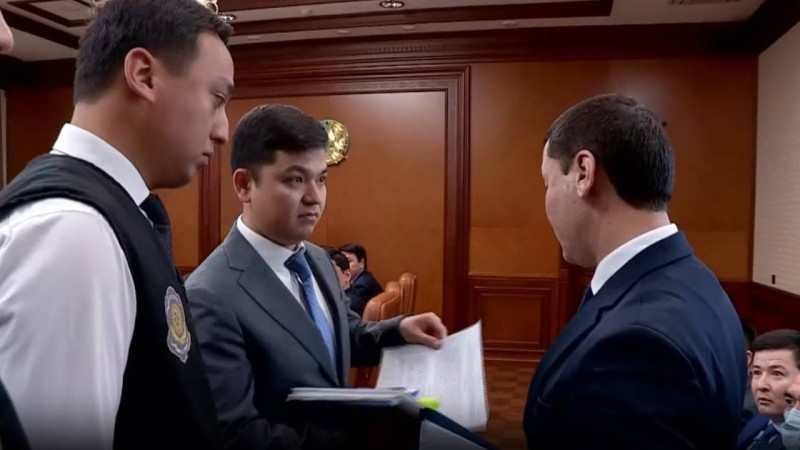 Антикор шенеунікті жиналыста отырған жерінен ұстап әкетті.
