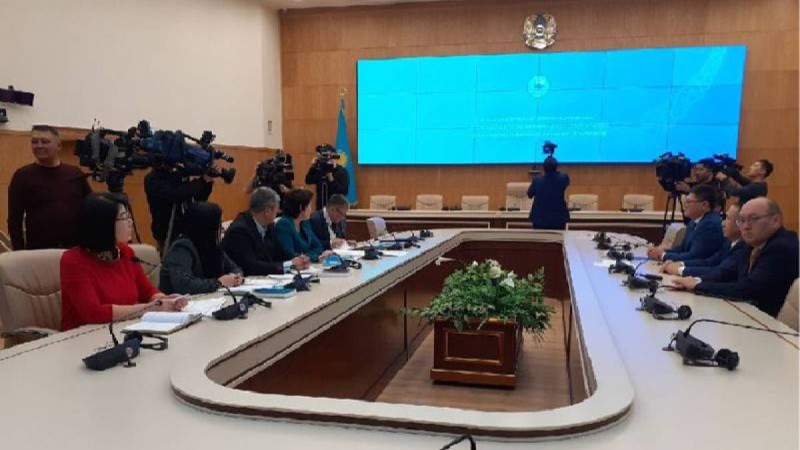 Оппозиция өкілі сайлау комиссиясына құжатын тапсырды.