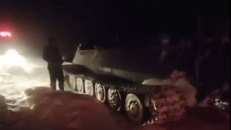 Әскерилер қар құрсауында қалған адамдарды құтқарды.