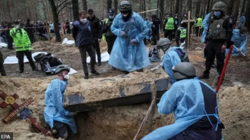 Украина Изюм маңынан азапталып өлтірілген адамдардың қорымын тапты.