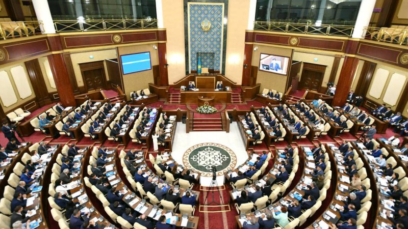 Парламент депутаттары екі айлық каникулға кетті.