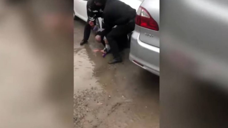 Блок бекетті бұзып өтпек болған мас жүргізушіге қылмыстық іс қозғалды (видео).