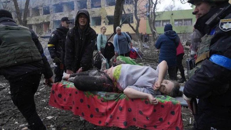 Ресей Мариупольде перзентханаға әуеден шабуыл жасаған.