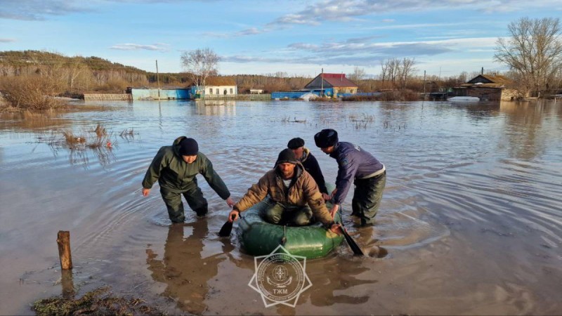 Су тасқынынан зардап шеккендерге көмек беру жалғасып жатыр.