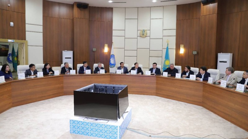ҚХА еріктілері зардап шеккен тұрғындарға тұрақты түрде көмек көрсетеді.